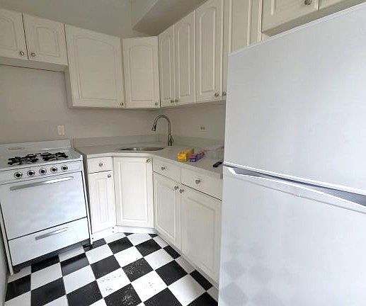 3rd image of 318 E 19th St #3R