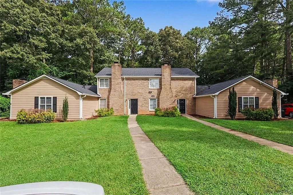 2 bed, 2.0 bath, 912 sqft, $1,300 — Photo 1