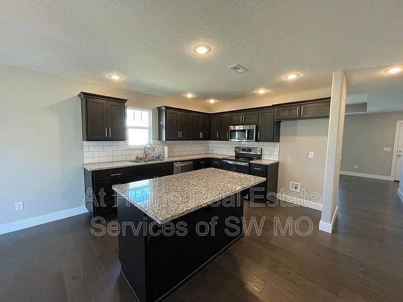 3 bed, 2.0 bath, 1450 sqft, $1,770 — Photo 4