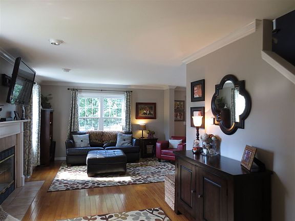 4th image of 10 Erie Ct