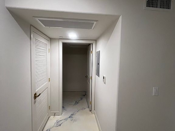 Entrance to lower level 1/2 bath