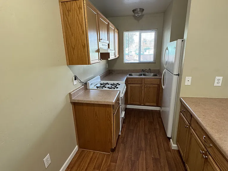 Bellevue Manor — Photo 8