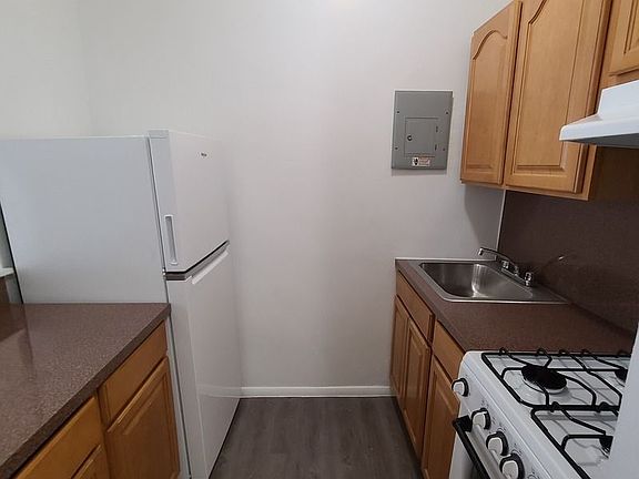 5th image of 340 E 49th St