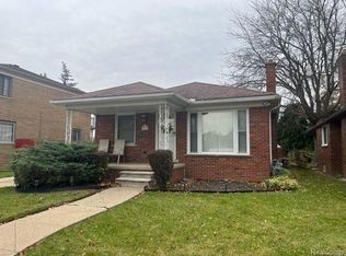 19117 Cheshire St, Grosse Pointe, MI 48236