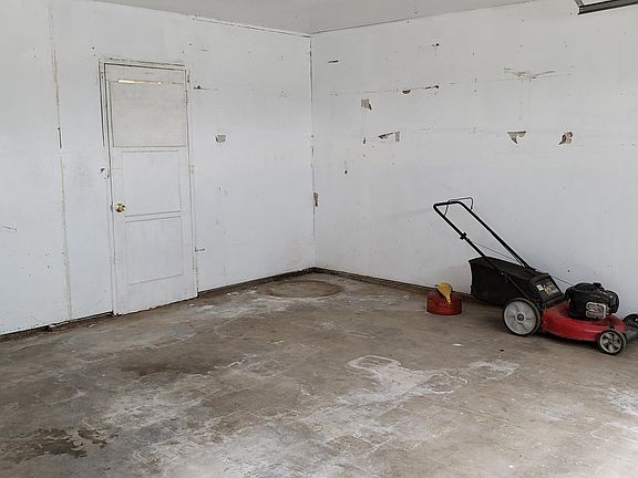 5th image of 16120 Boyle Ave