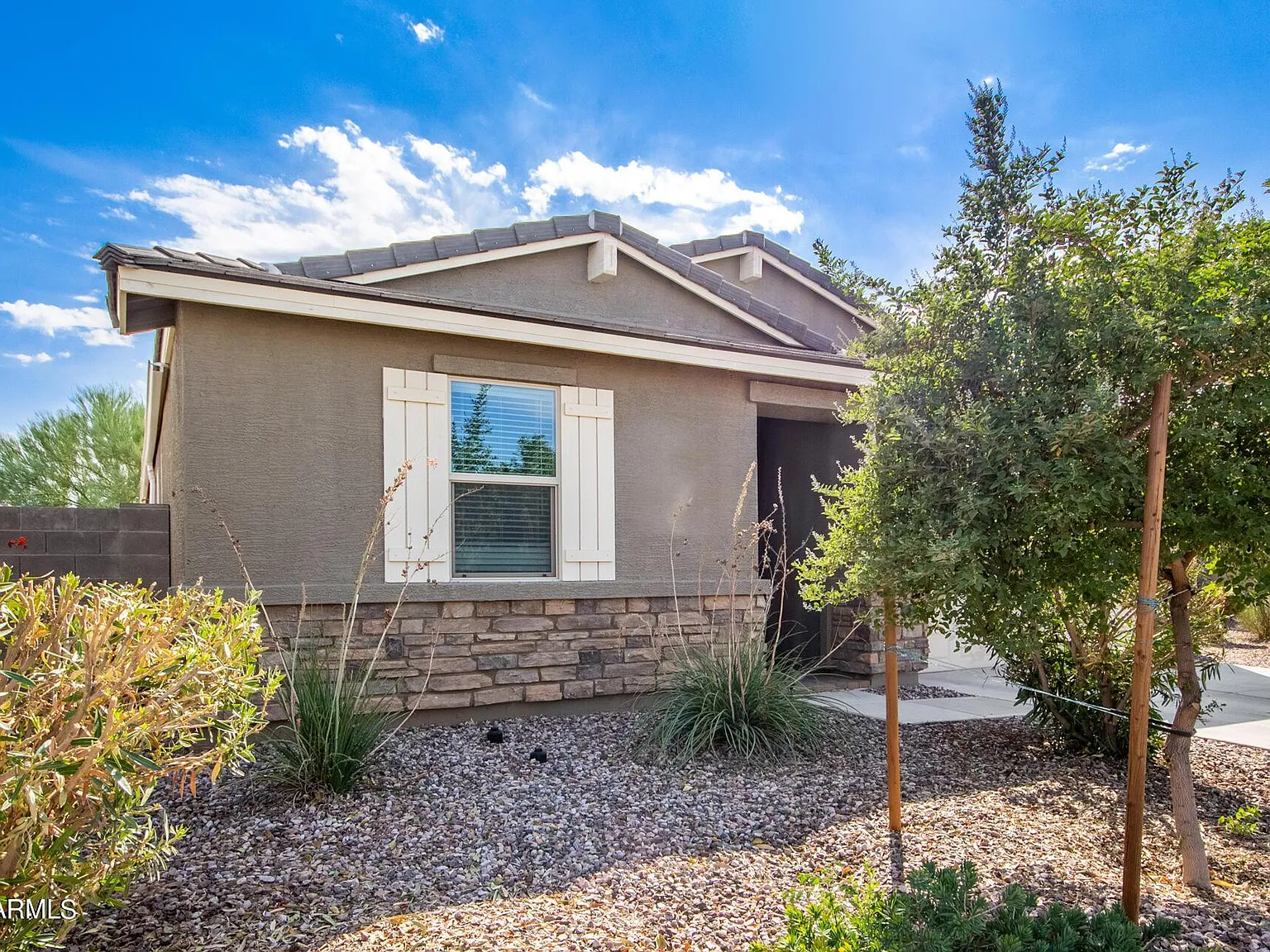 4 bed, 2.0 bath, 1975 sqft, $1,980 — Photo 2