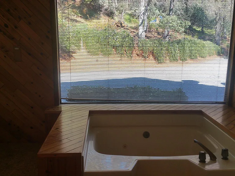 Jacuzzi tub