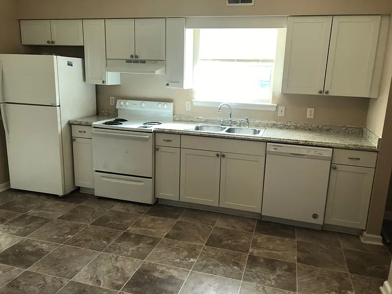 2563 Carriage Dr #B — Photo 2