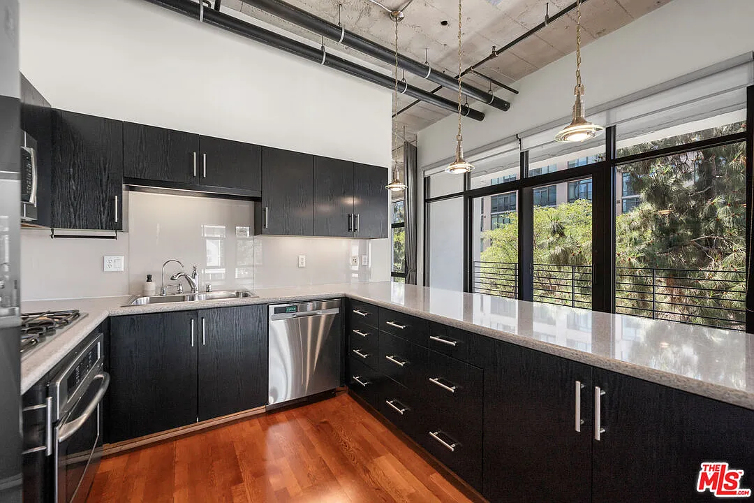 2 bed, 2.0 bath, 1571 sqft, $4,500 — Photo 2