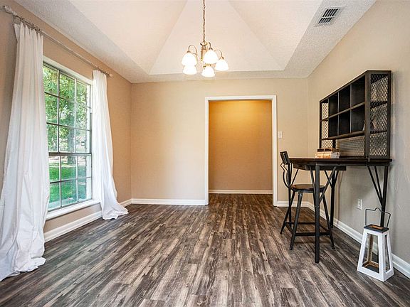 3rd image of 602 S Honeysuckle Dr