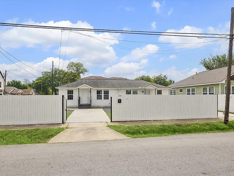 2610 Cochran St — Photo 4