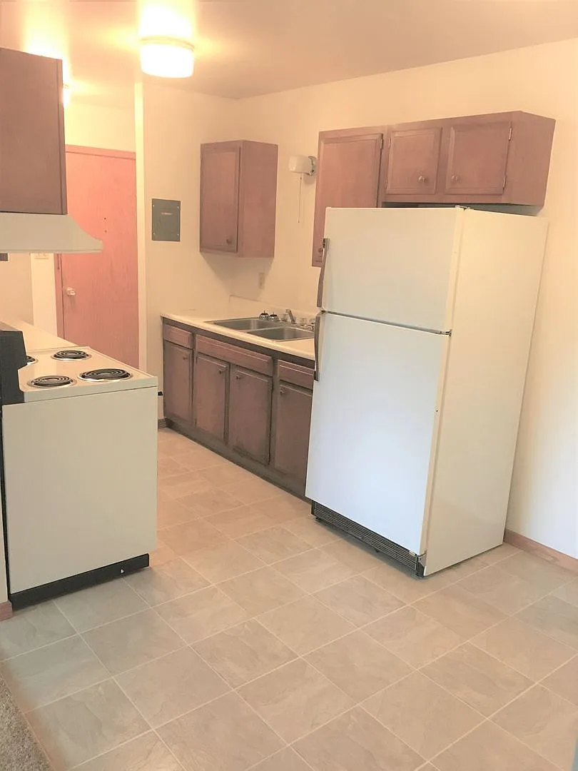 Ambassador 2nd Floor 2 bd/1ba Apartment available! Heat and Water Included! — Photo 3
