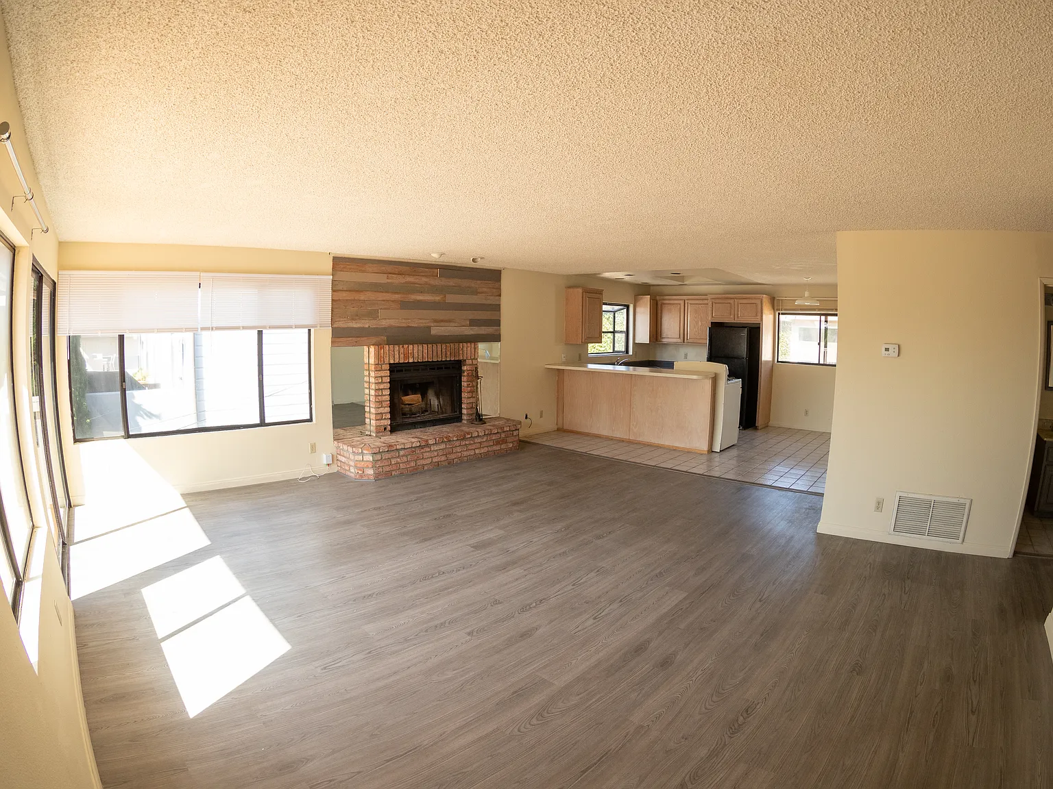 3 bed, 2.5 bath, 1550 sqft, $5,300 — Photo 4
