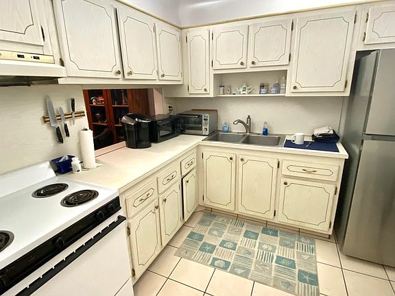 3rd image of 2724 Garden Dr S APT 207