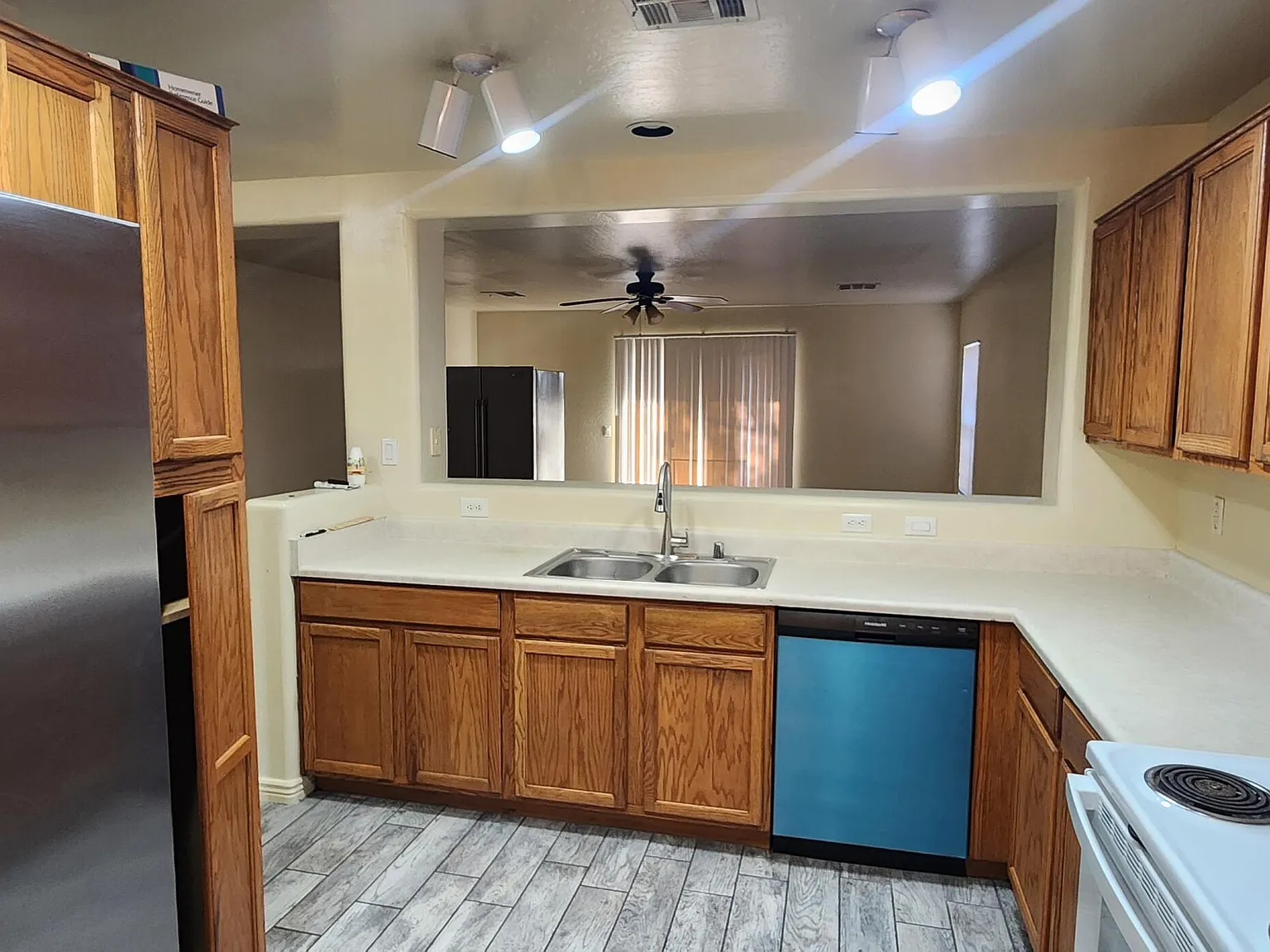 3 bed, 2.0 bath, 1424 sqft, $1,700 — Photo 1