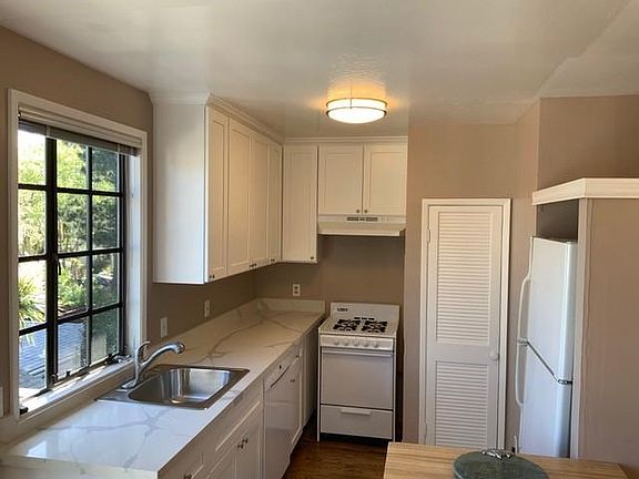 3rd image of 1013 Palm Ave