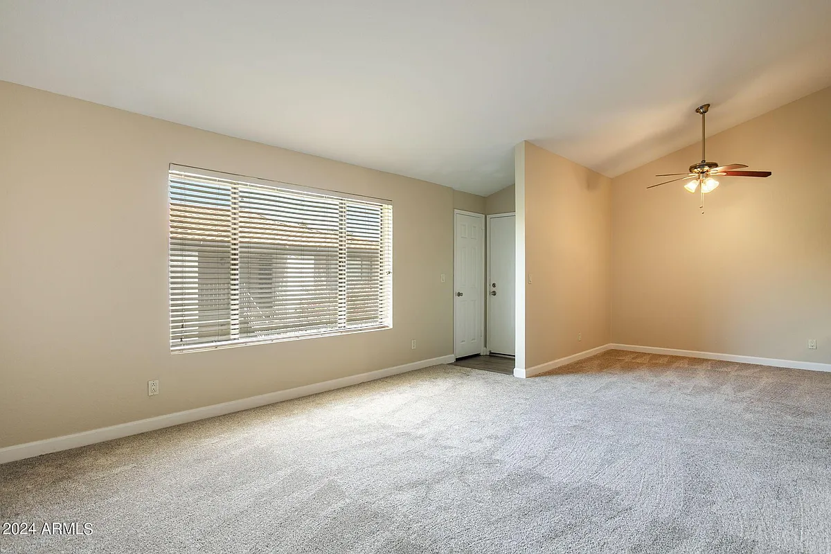 Building Photo - 1402 E Guadalupe Rd #211