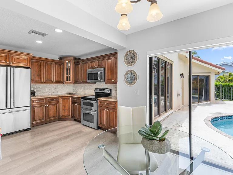 12715 Kingsway Rd — Photo 29