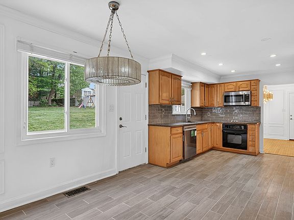 4th image of 9534 Braddock Rd