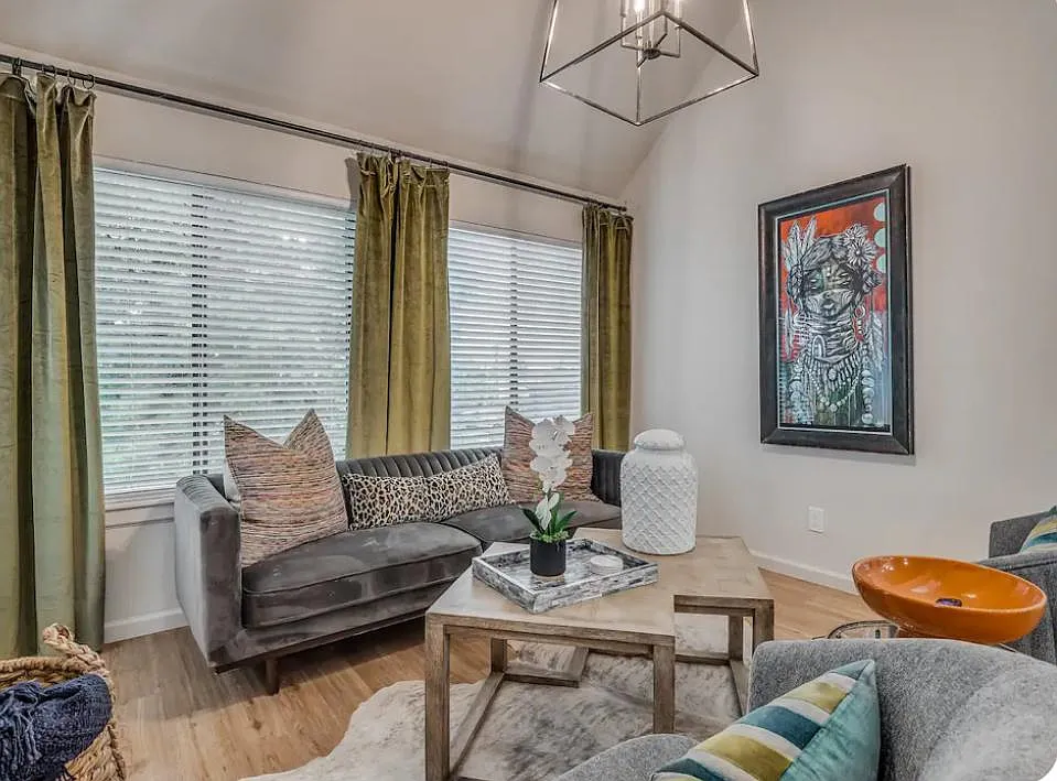 2 bed, 894 sqft, $1,375 — Photo 2