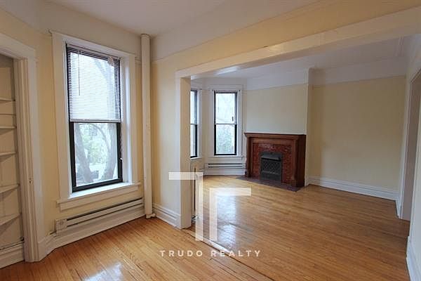 1st image of 428 W Belden Ave #Zero4