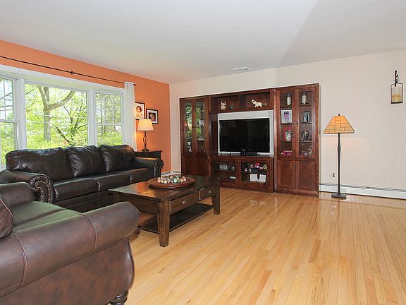 2nd image of 2975 Hickory St