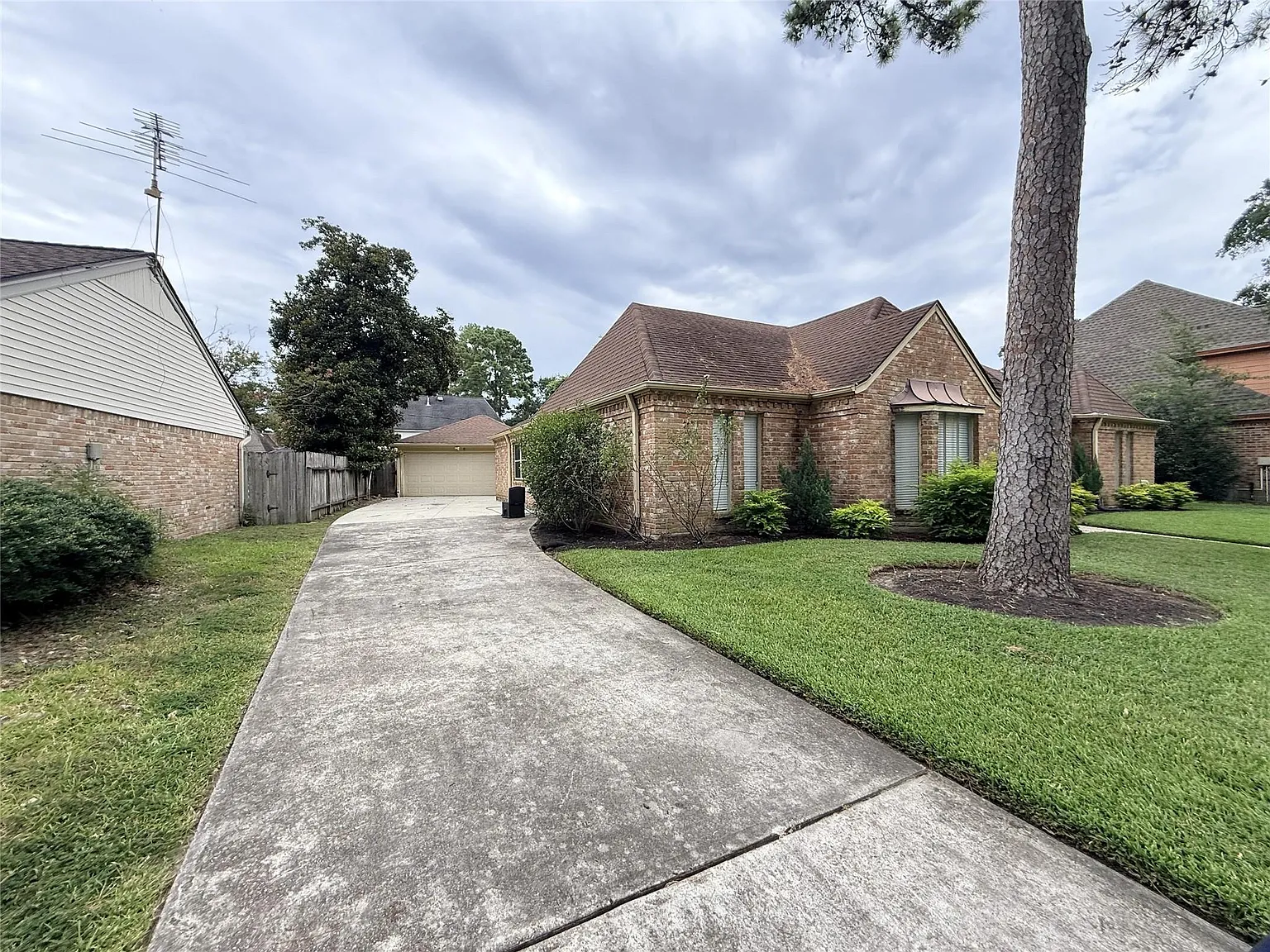 4 bed, 2.0 bath, 2348 sqft, $2,800 — Photo 2