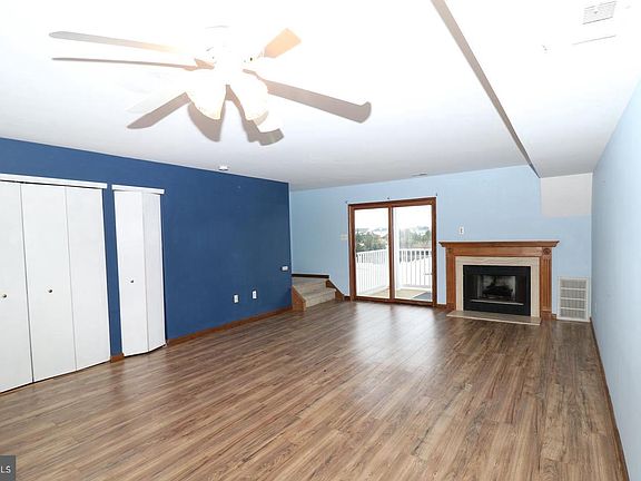 4th image of 7 W Playhouse Dr