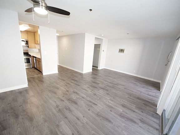 3rd image of 10615 Rose Ave APT 105