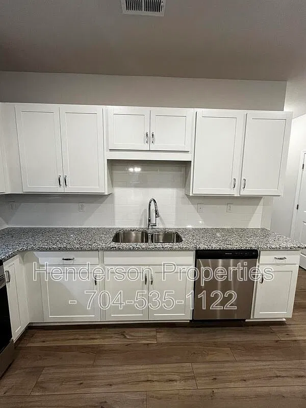 3 bed, 2.5 bath, 1443 sqft, $2,300 — Photo 4