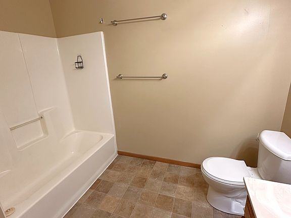 3rd image of 831 Highview Dr #C