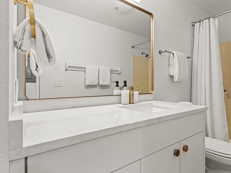 Ensuite Bathroom #1 | Toilet | Tub