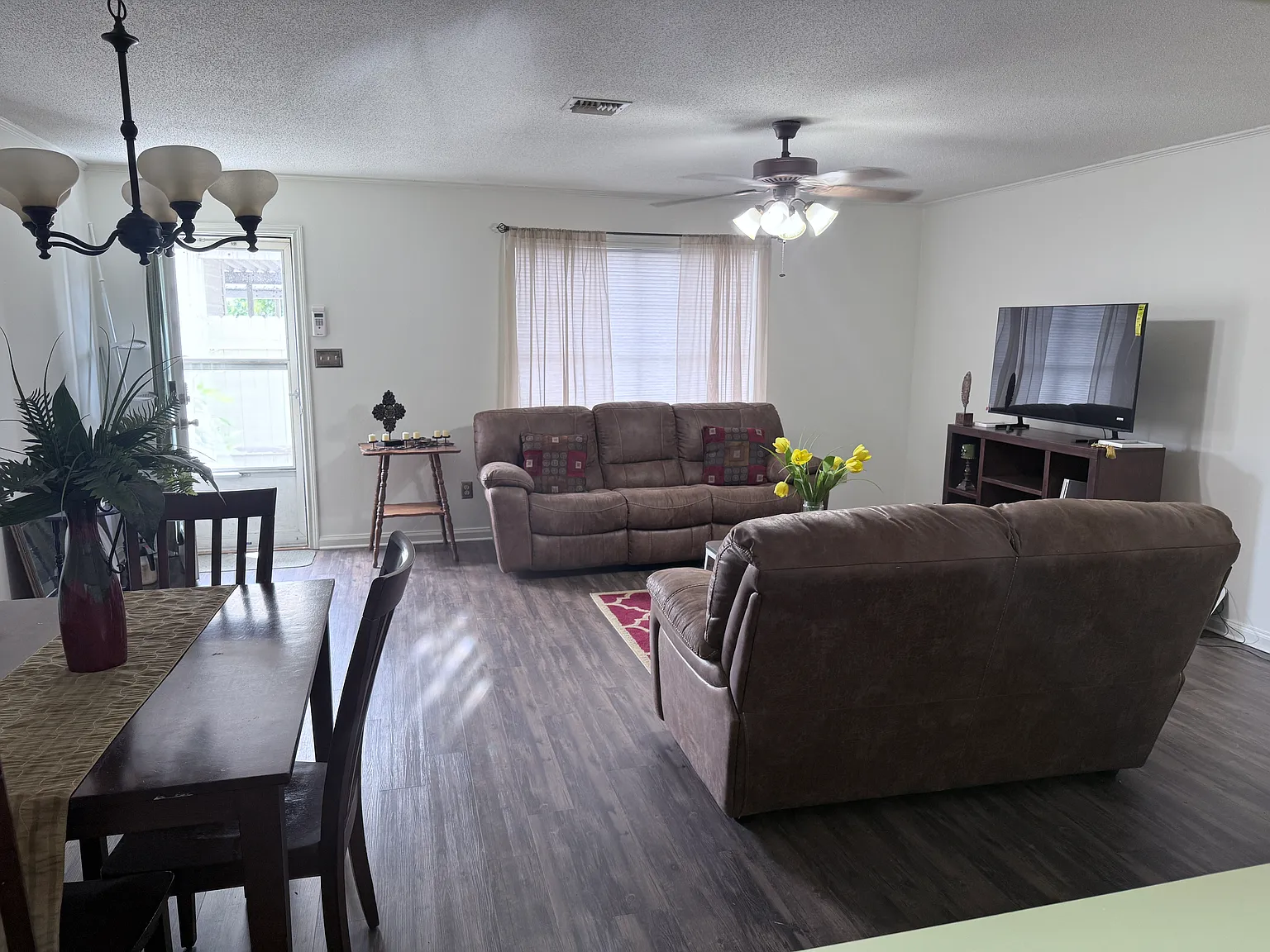 2 bed, 1.5 bath, 1291 sqft, $1,400 — Photo 2