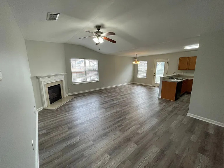 724 Llewellyn Ln — Photo 8