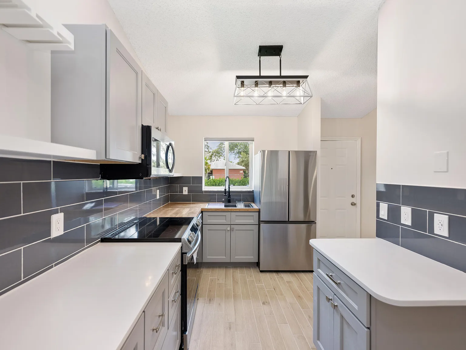 3 bed, 2.0 bath, 7320 sqft, $2,195 — Photo 1