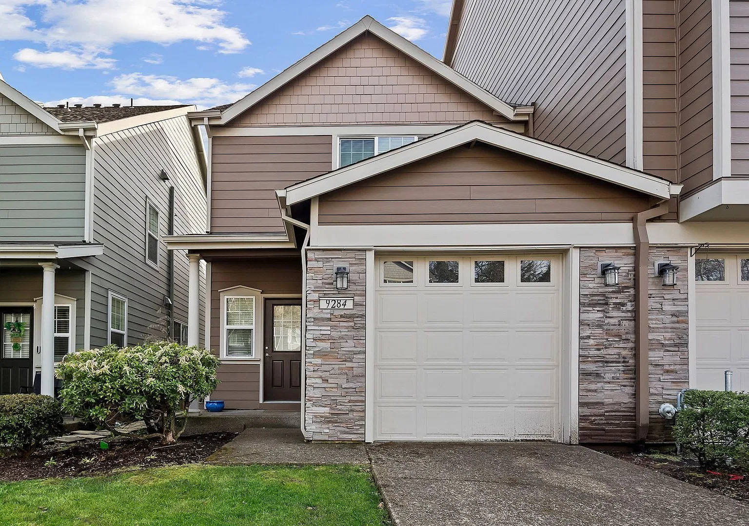 Tualatin Beauty 3 Bed/3bath Townhome + 1 Car Garage + W/D + Fenced Patio/Yard! — Photo 2