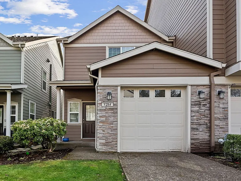 9284 SW Sweek Dr — Photo 2