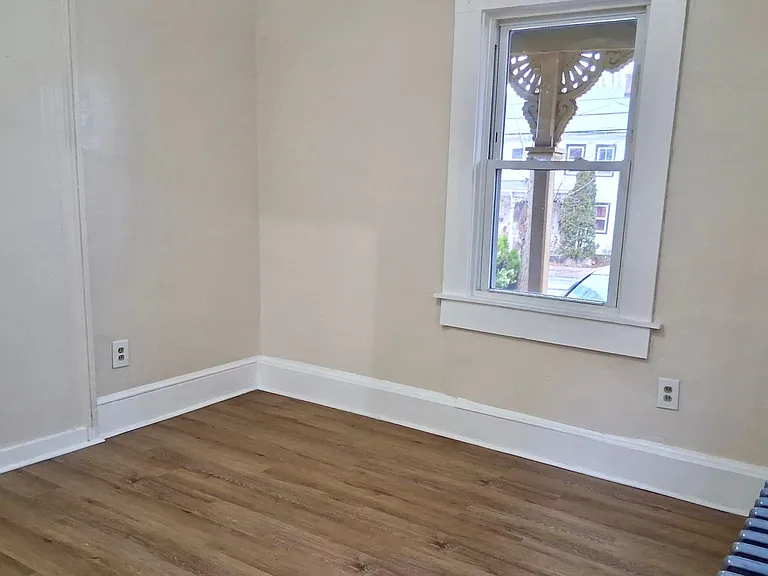 325 N laurel St — Photo 12