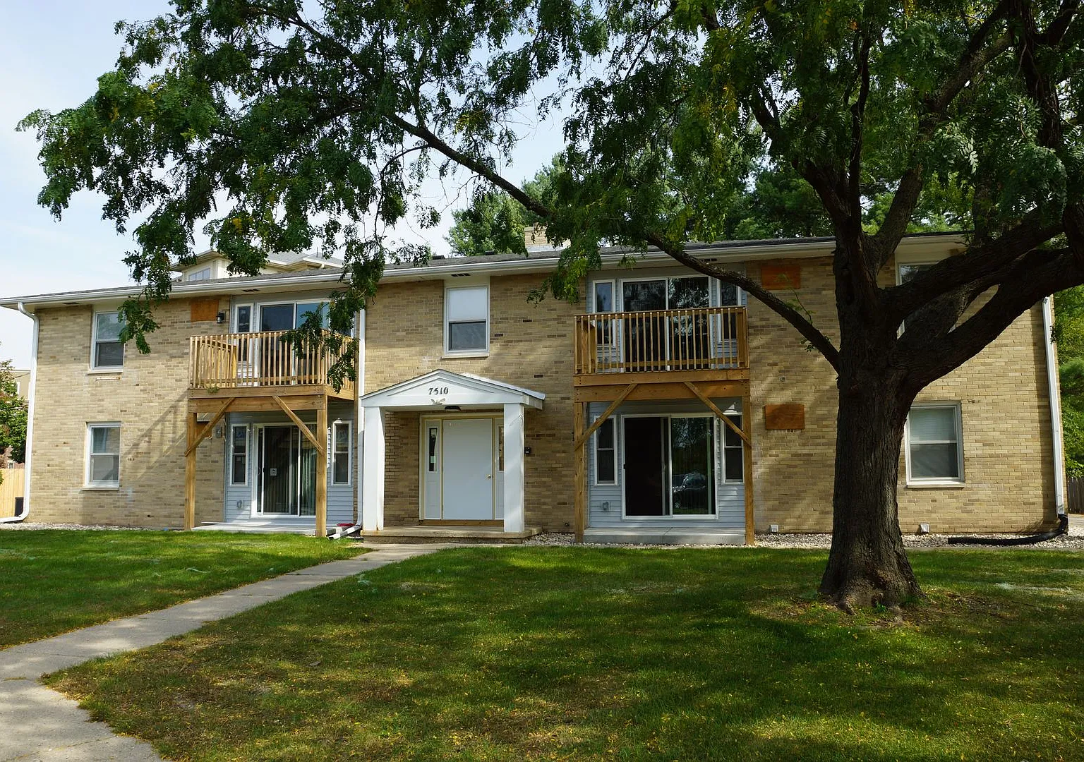 The Court Apartments — Photo 3