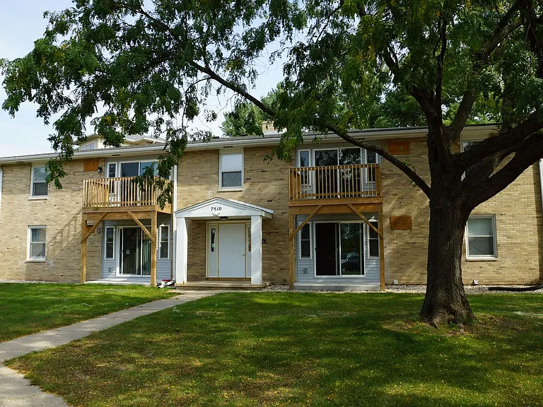 The Court Apartments — Photo 4