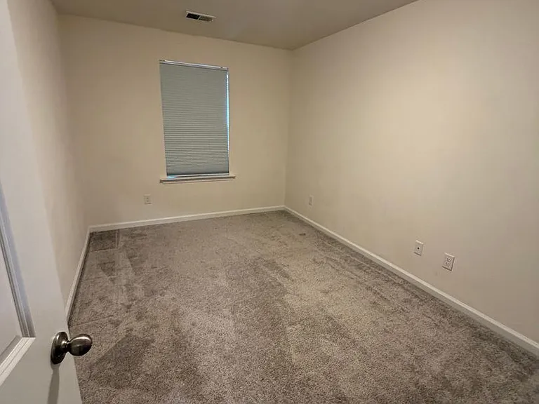 419 Trotters Ln — Photo 4