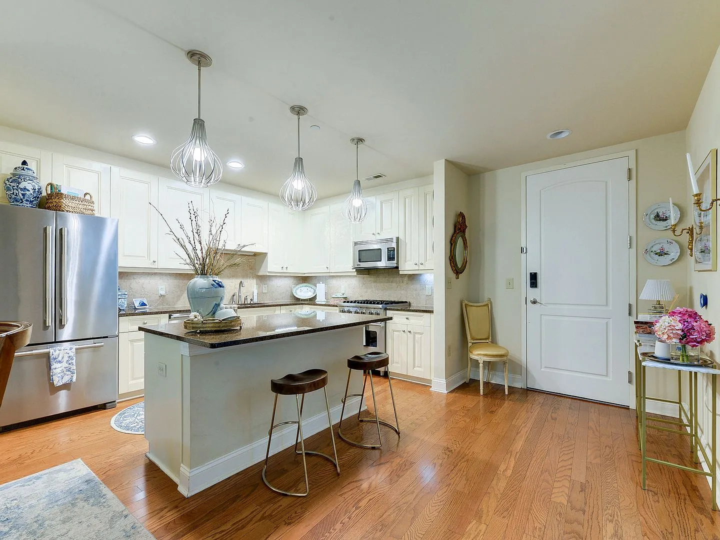 Absolutely stunning 3 bed/2 bath condo in Dilworth/SouthEnd. — Photo 2