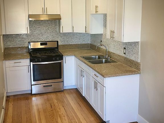 3rd image of 427 S Mariposa Ave APT 404
