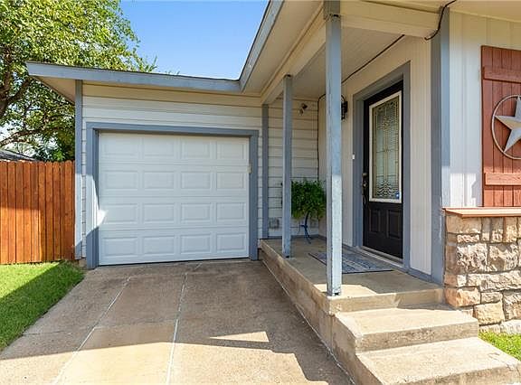 4th image of 216 Oak Dr W