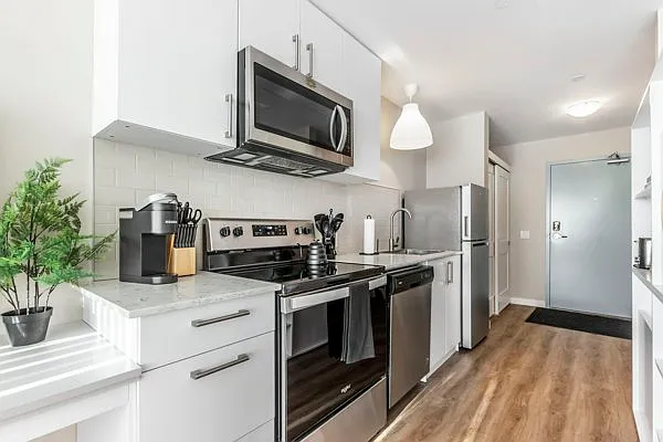 663 Victoria St S — Photo 8