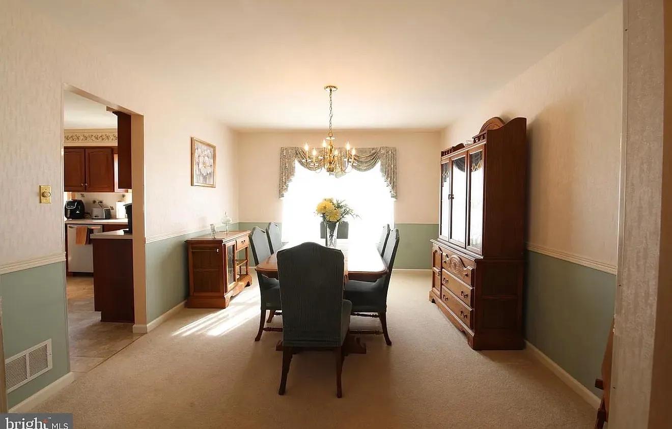 3 bed, 2730 sqft, $2,800 — Photo 3