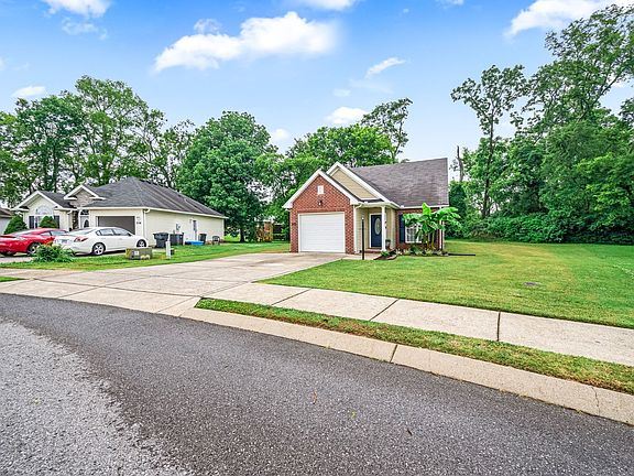 3rd image of 570 Albion Cir