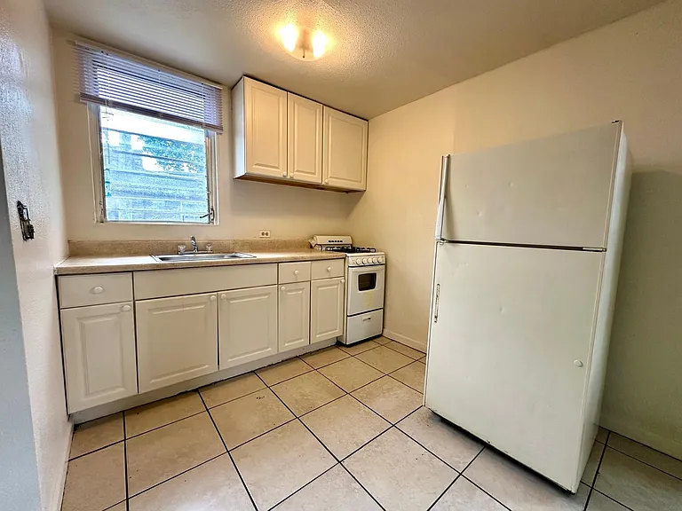 610 33rd St #1/2 — Photo 2