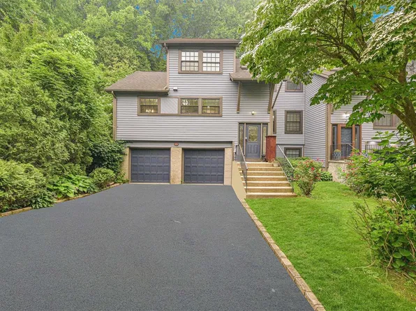 25 Derby Court, Oyster Bay, NY 11771