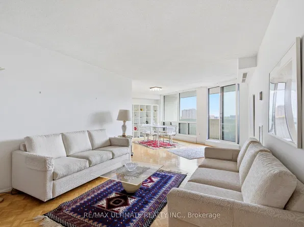 150 Neptune Dr #805, Toronto, ON M6A 2Y9